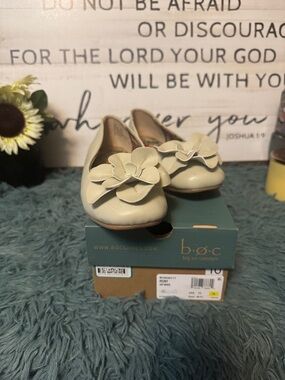 Brand new! b.o.c. Cream Floral Applique Ballet Flats
